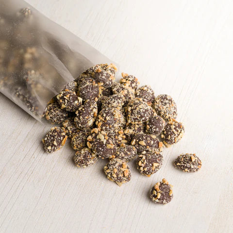 Bio-Zartbitterschokolade mit Mandeln und gehackten Haselnüssen